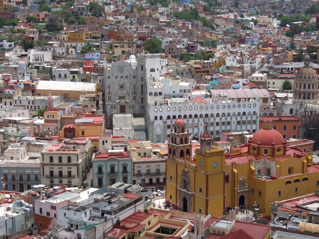 Vista de la Universidad de Guanajuato y La Basílica de Guanajuato, desde el Mirador Guanajuato México