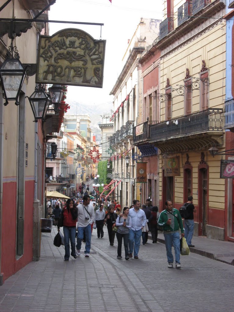 una calle de guanajuato cerca del teatro juarez