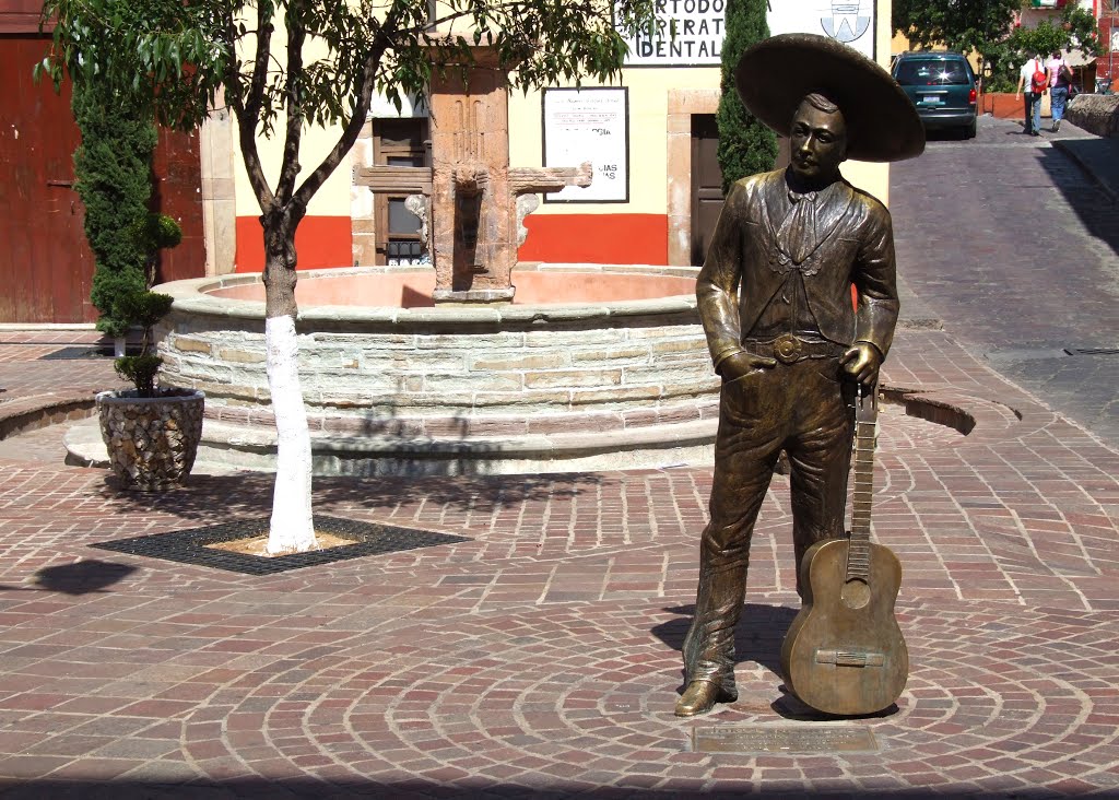 Escultura al cantante Jorge Negrete (El Charro Cantor) de Raúl Jaramillo, Plazuela del Ropero