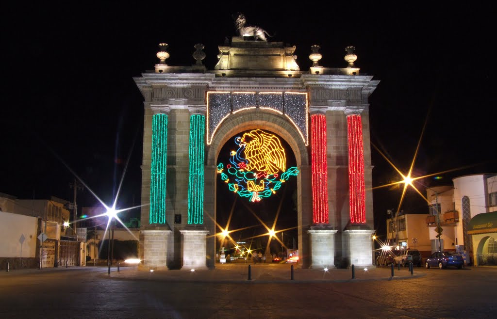 Arco de la Calzada Adornado 16 Septiembre Noche