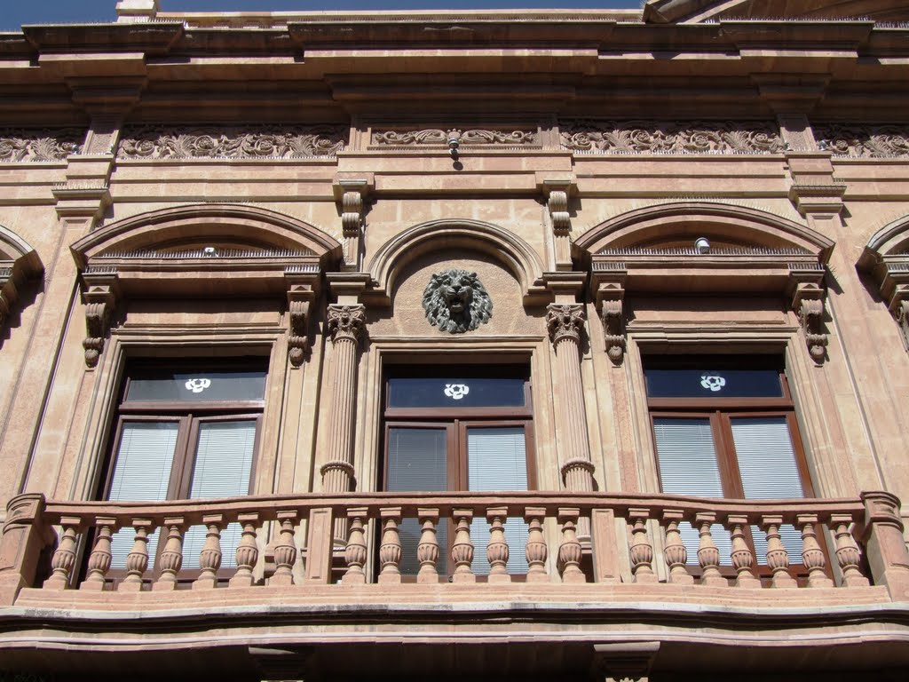 Balcones Casa Martínez y Madrazo y su León de Bronce