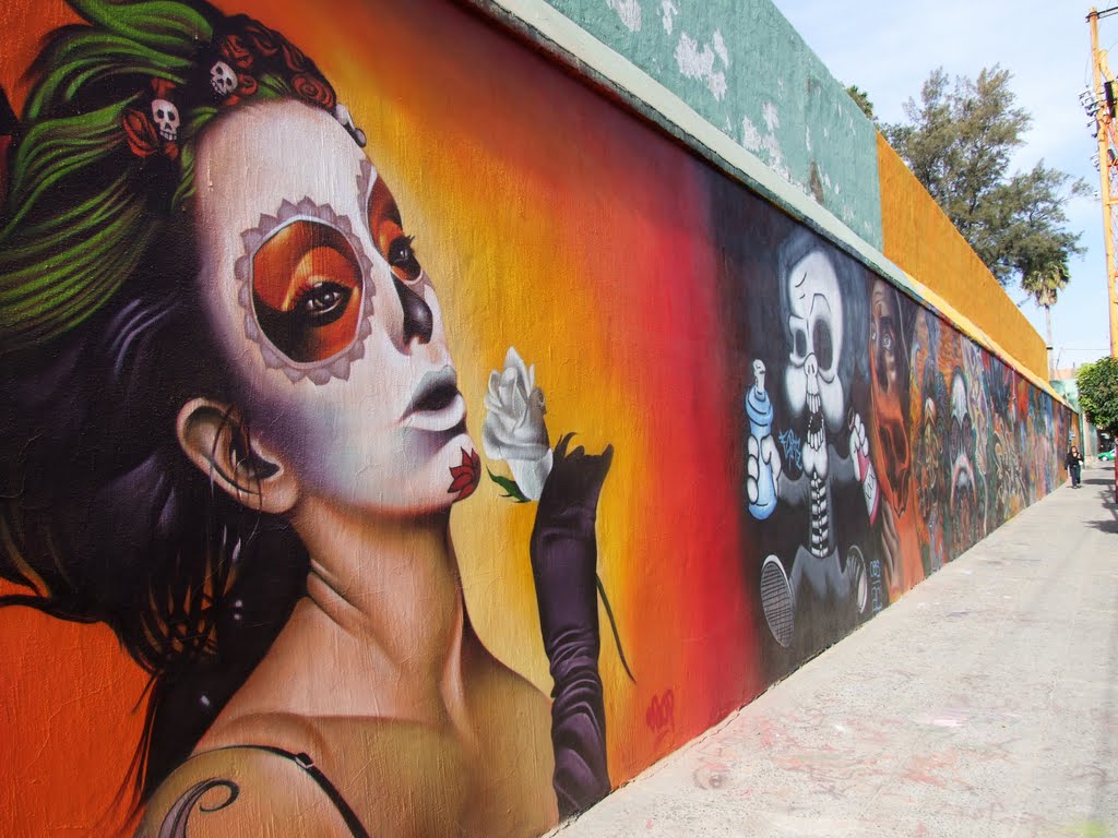 Mujer y Rosa Blanca Muro Panteón San Nicolás