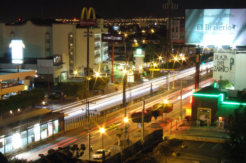 Vista de López Mateos desde el Hotel Real Azteca por la Noche