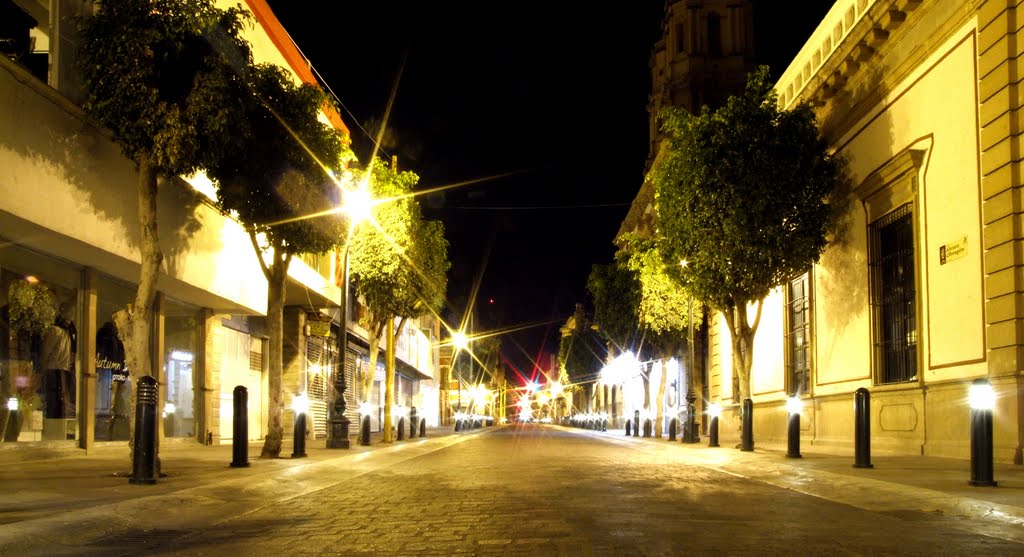 Iluminación de la Pedro Moreno León Guanajuato en la Noche