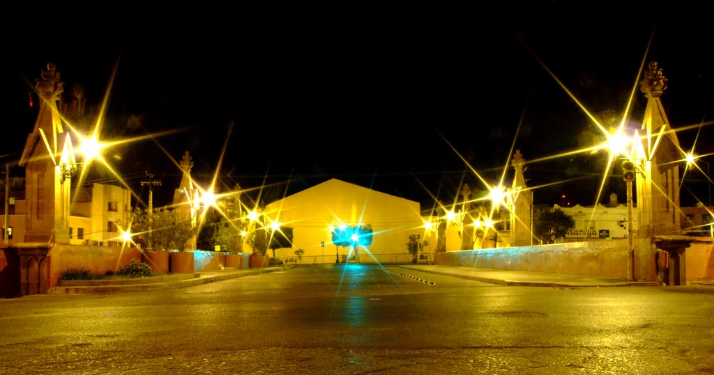 Puente Barón y Morales (Coecillo) en la Noche
