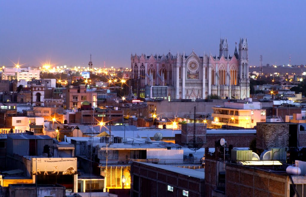 Expiatorio emergiendo de los Tejados