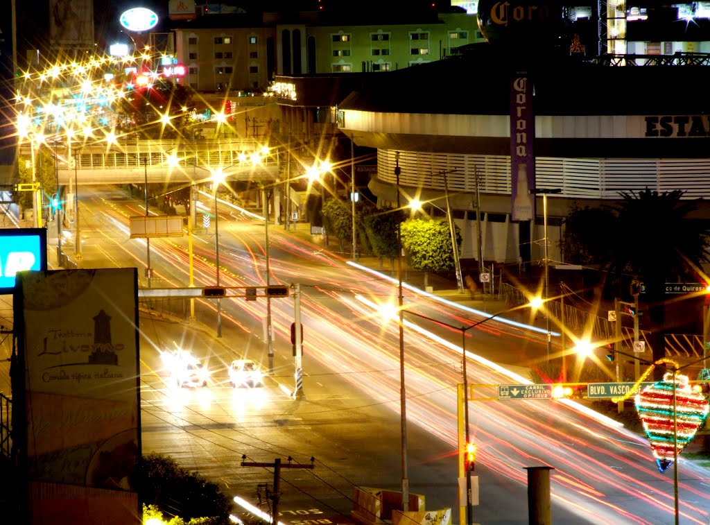 Tráfico en movimiento por la noche