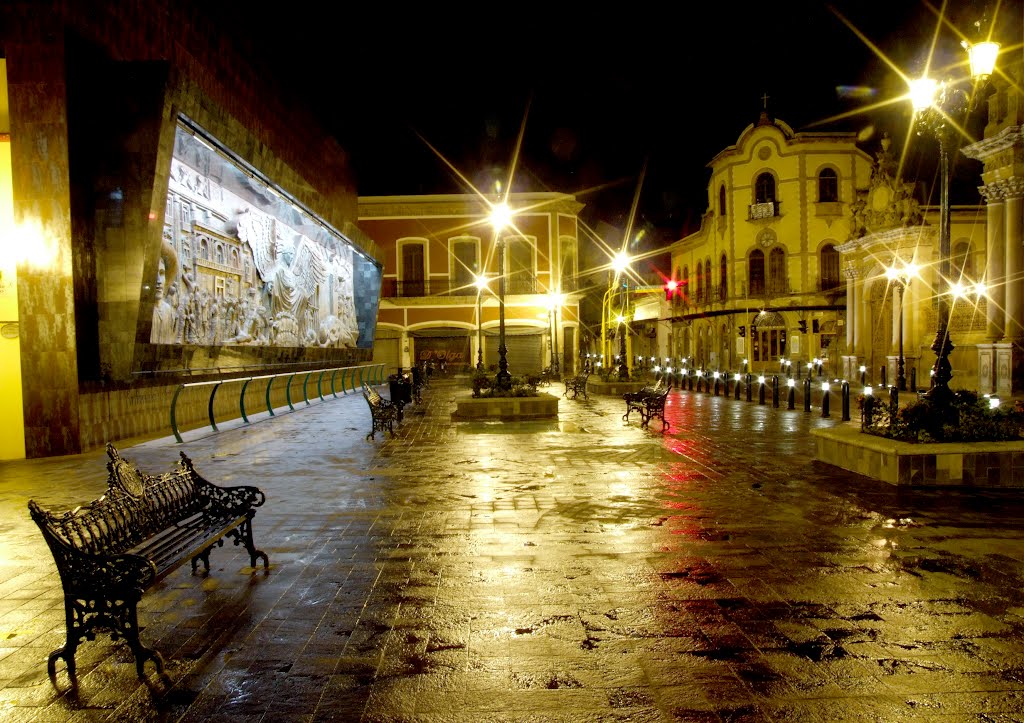 Caminando en la Plaza Catedral después de la lluvia