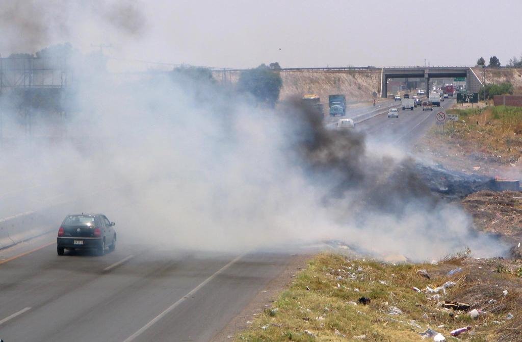 Saliendo de Celaya, Gto. Carreteras llenas de basura, avienta una colilla de cigarro y obtenemos un incendio