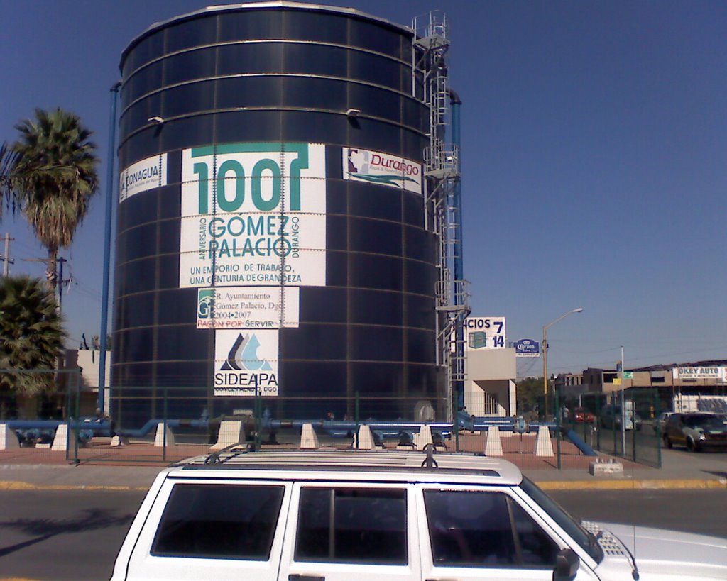 enorme almacen de agua potable