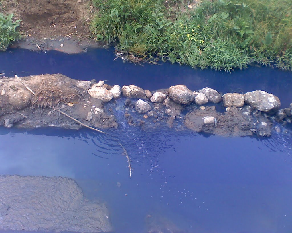 pequeño canal azul