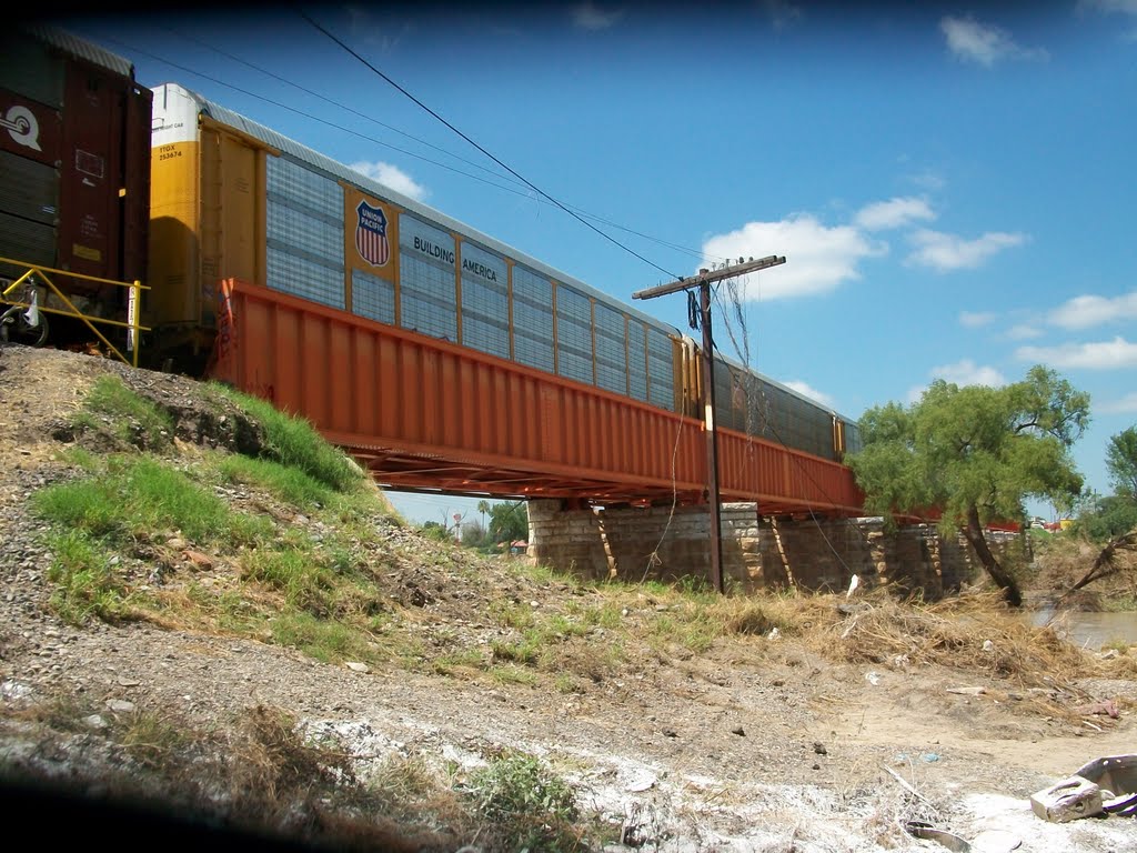 Puente ferroviario sobre Rio Sabinas construido en 1897 por American Bridge Co. de New York