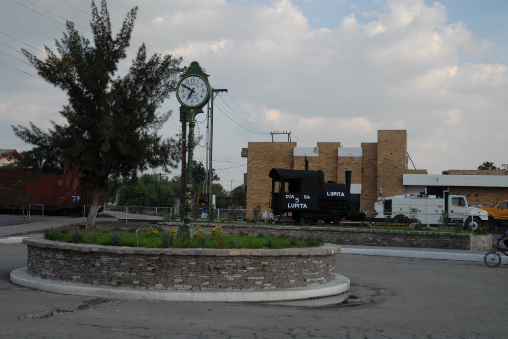Antigua Estación del FFCC Como edificio histórico se encentra la que fuera oficina de telégrafo desde donde el Gral. Francisco Villa envió telegramas a la ciudad de México durante su estancia en julio de 1920. "Maquina La Lupita" data desde 1908.
