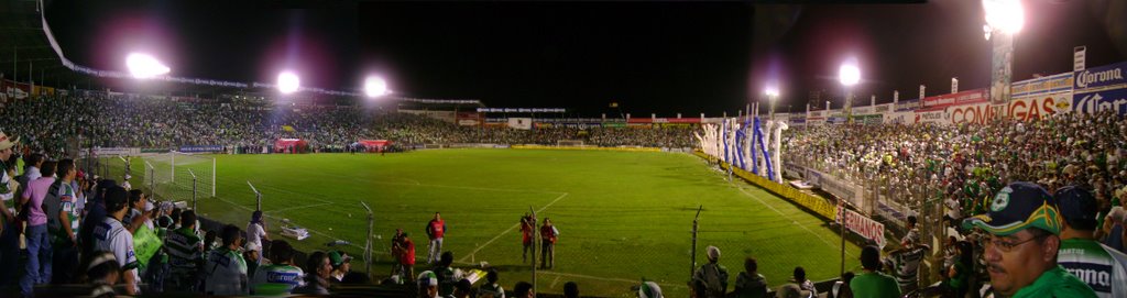 ESTADIO CORONA DE NOCHE