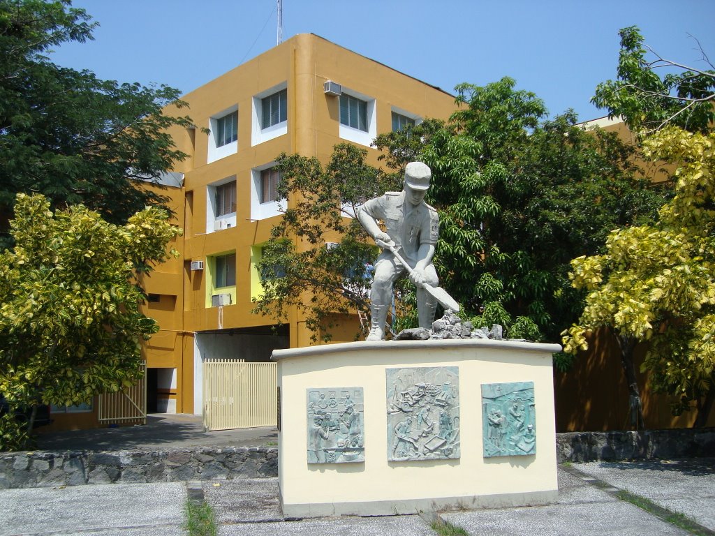 Monumento al soldado - Por Calzada Galván