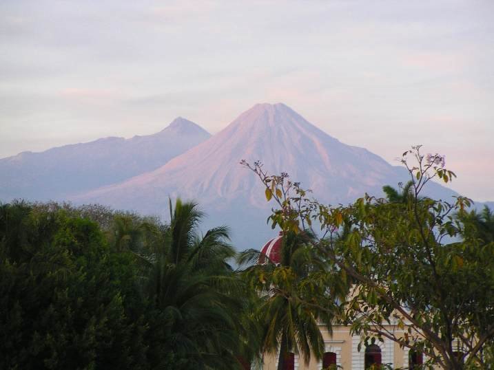 Colima volcano (Fuego & Nevado) desde / from Hotel Flamingo