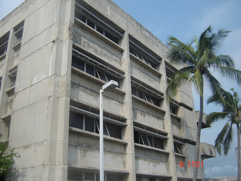 ANTIGUO HOSPITAL DEL IMSS VISTA DE COSTADO ABANDONADO POR EL TERREMOTO DE 1995