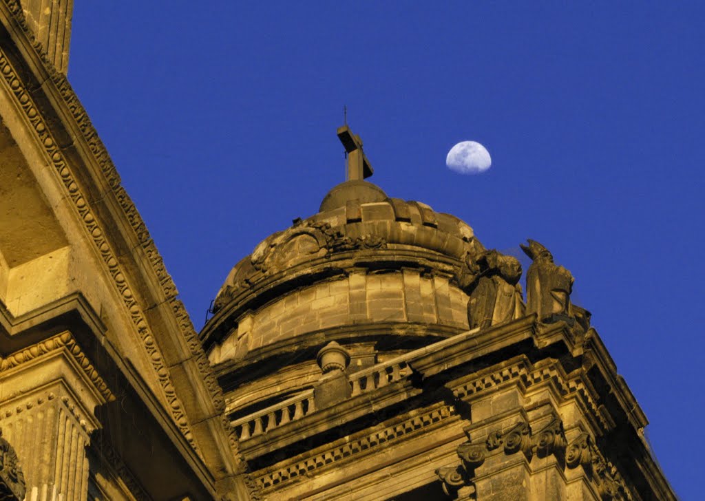 Cathedral and moon -- Catedral con luna