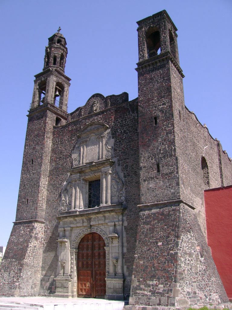 Iglesia Tlatelolco una de las Tres Culturas de esta Plaza