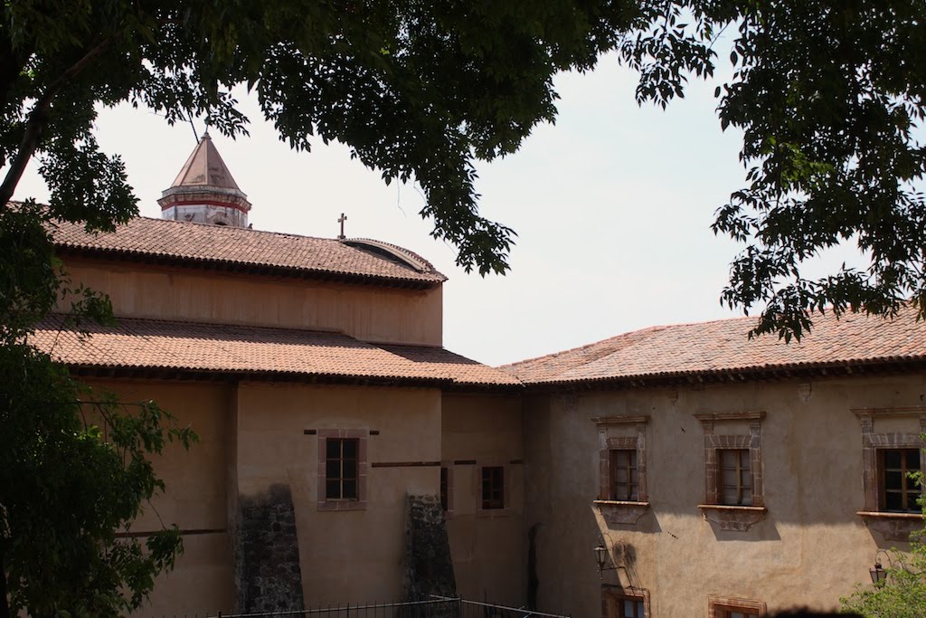 Detrás del Antiguo Colegio Jesuita