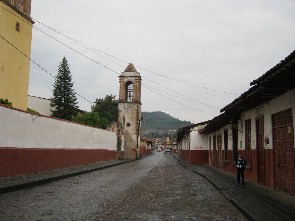 Lluvia en Patzcuaro, al fondo el cerro El Estribor