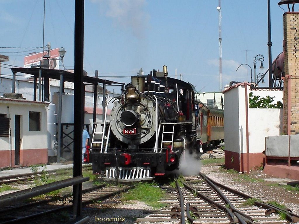 Locomotora saliendo del taller