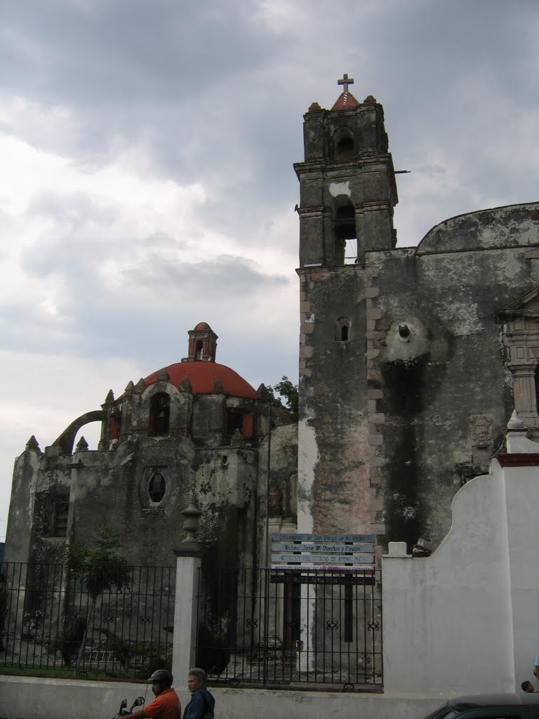 iglesia al lado de estación de ferrocarril