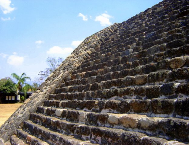 Pirámide Tlaloc y Huitchilopotzcli. Teopanzolco, Morelos