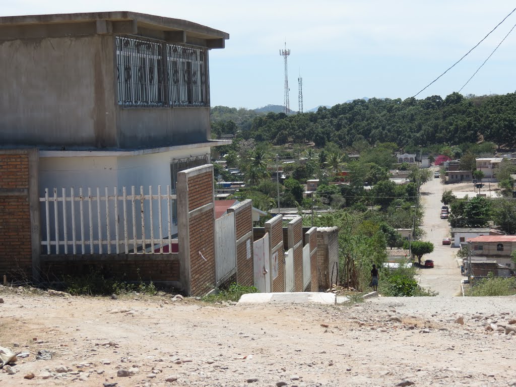 Bajada de la colonia Loma Atravesada de la Calle 18 de Marzo