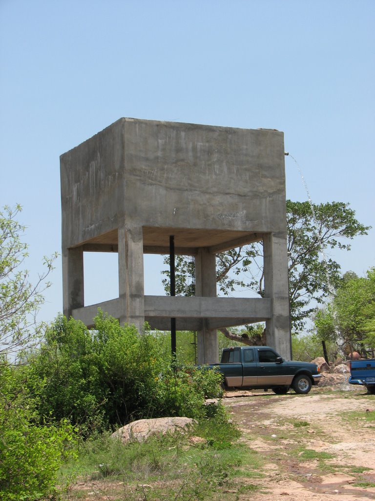Tanque elevado en la loma trozada
