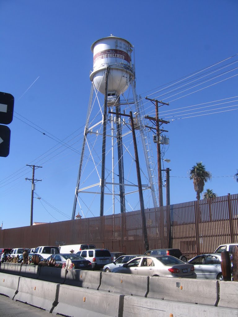 Tinaco de Calexico y el muro fronterizo (the border fence and the Calexico- Water Tower)