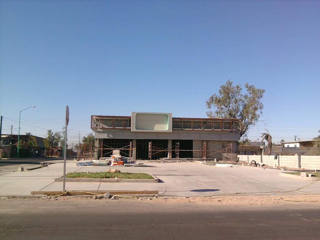 Oxxo en construcción