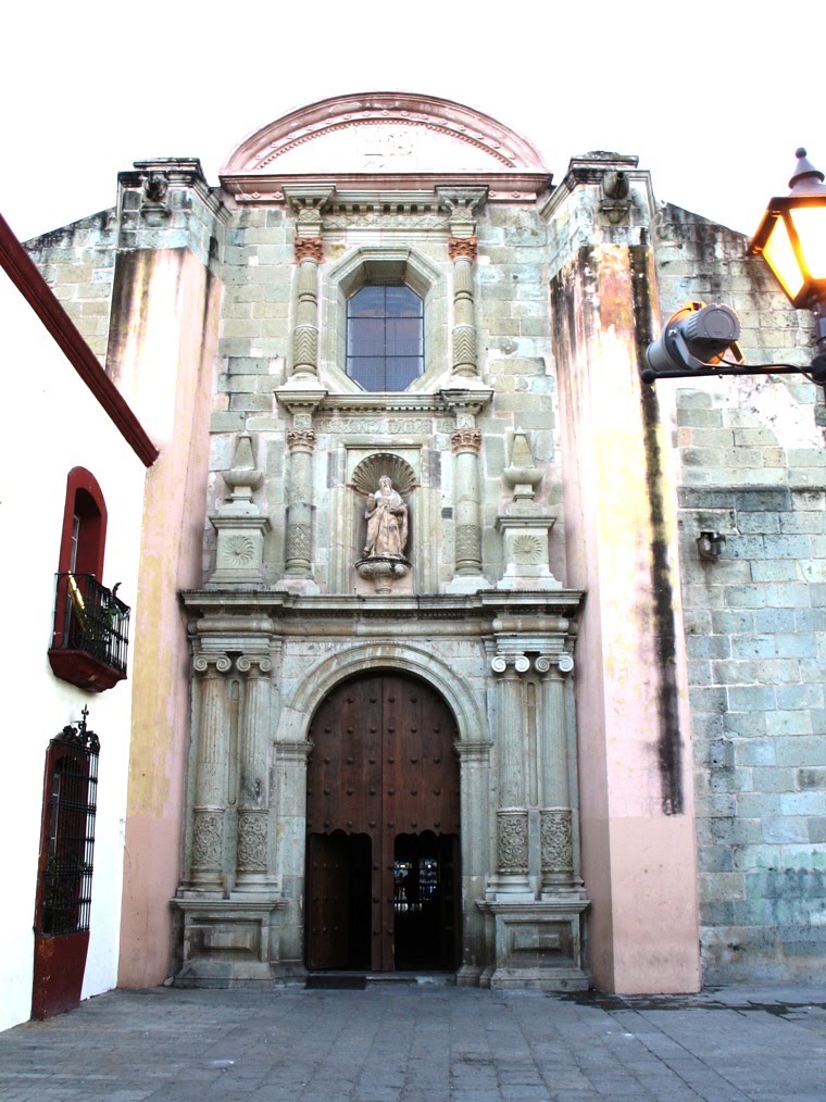 Entrada lateral de la Iglesia