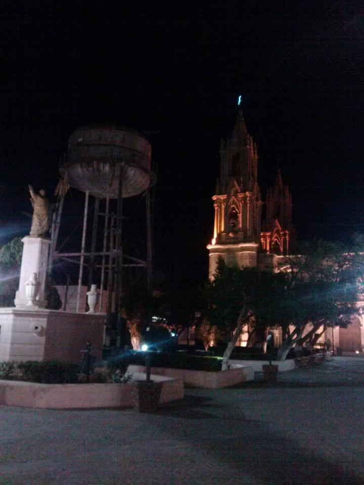 Templo, tinaco y monumento a Miguel Hidalgo y Costilla