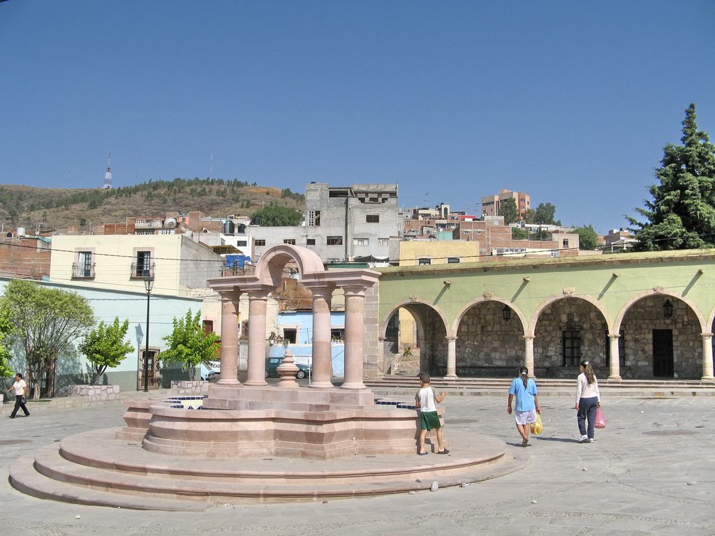 A fountain in the center of a plaza