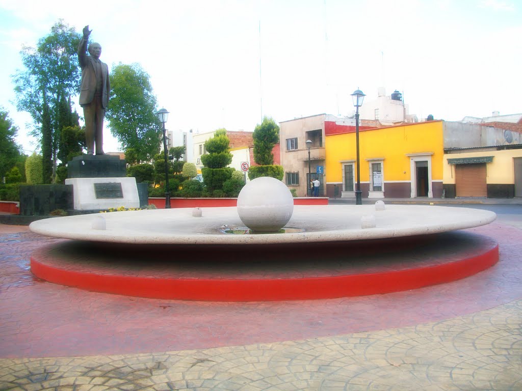 Fuente y estatua del Dr. Salvador Nava M. sobre Av. Reforma.