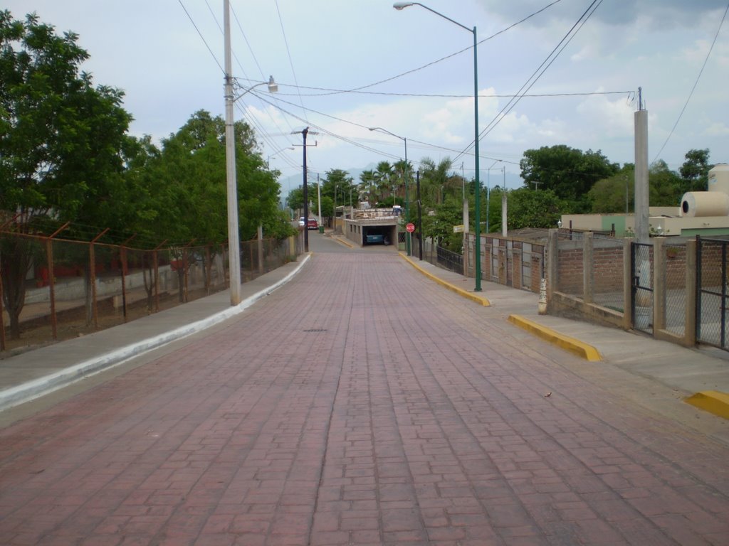 Bajando del Cerro a un Costado de la Escuela
