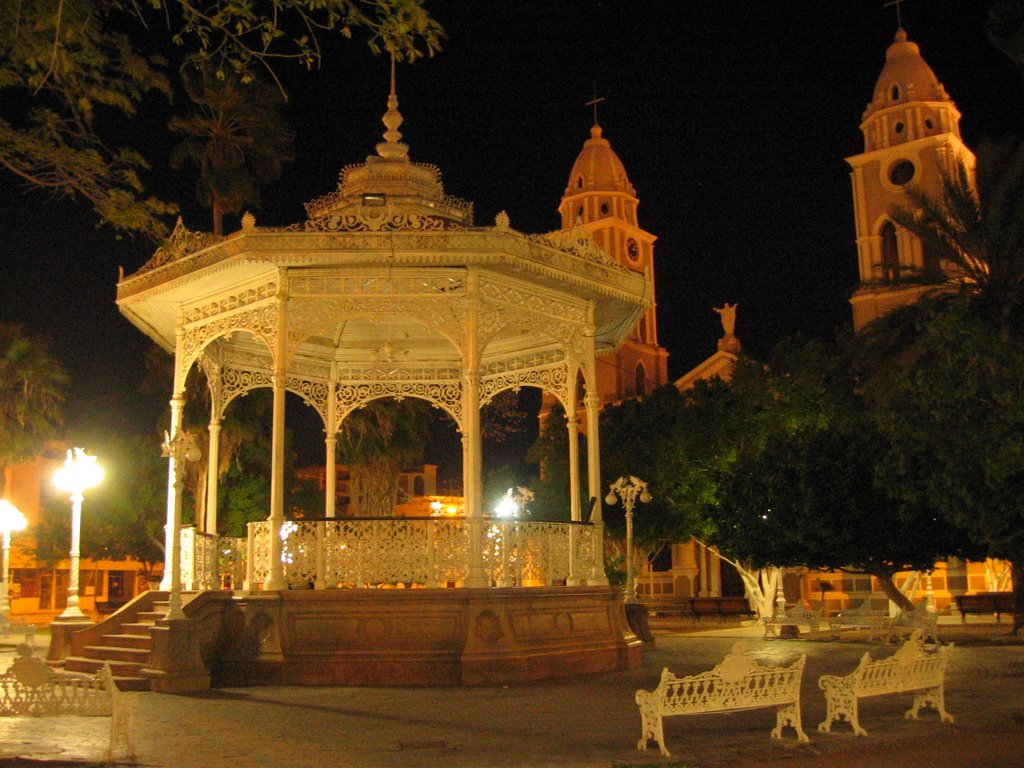 Plaza 13 de julio de noche