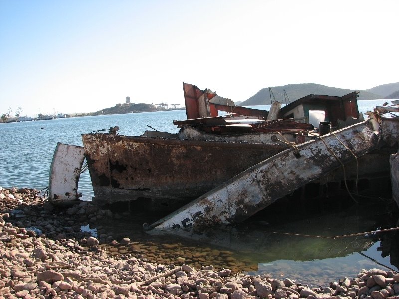 Desmantelamiento de barco abandonado