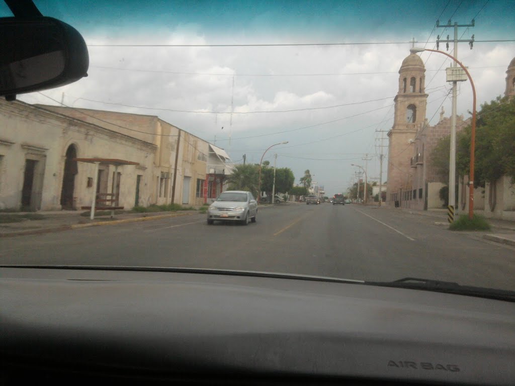 Iglesia del Sagrado Corazón al fondo