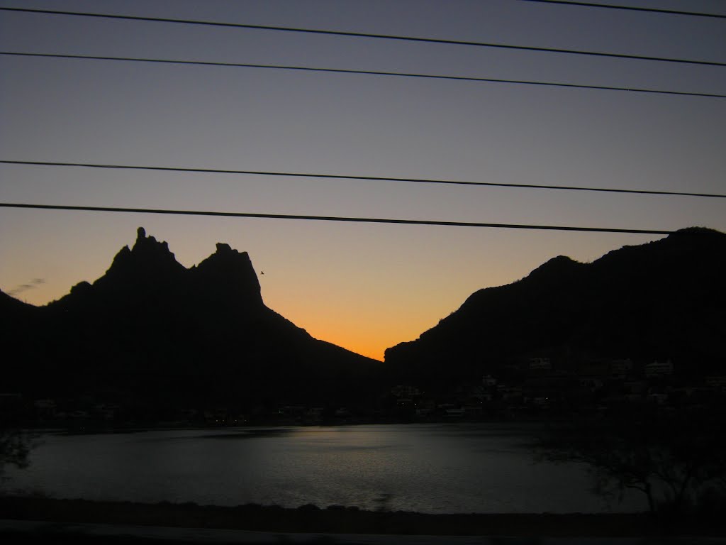 Atardecer tras el cerro Tetakawi en San Carlos.