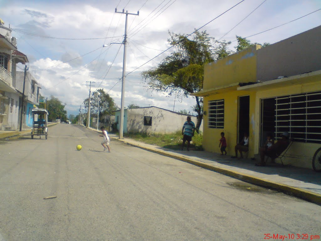 Jugando en La Calle Prol A Diaz del Castillo