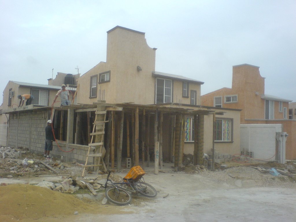 Haciendo nuevas casas en el Fracc. 18 de marzo.