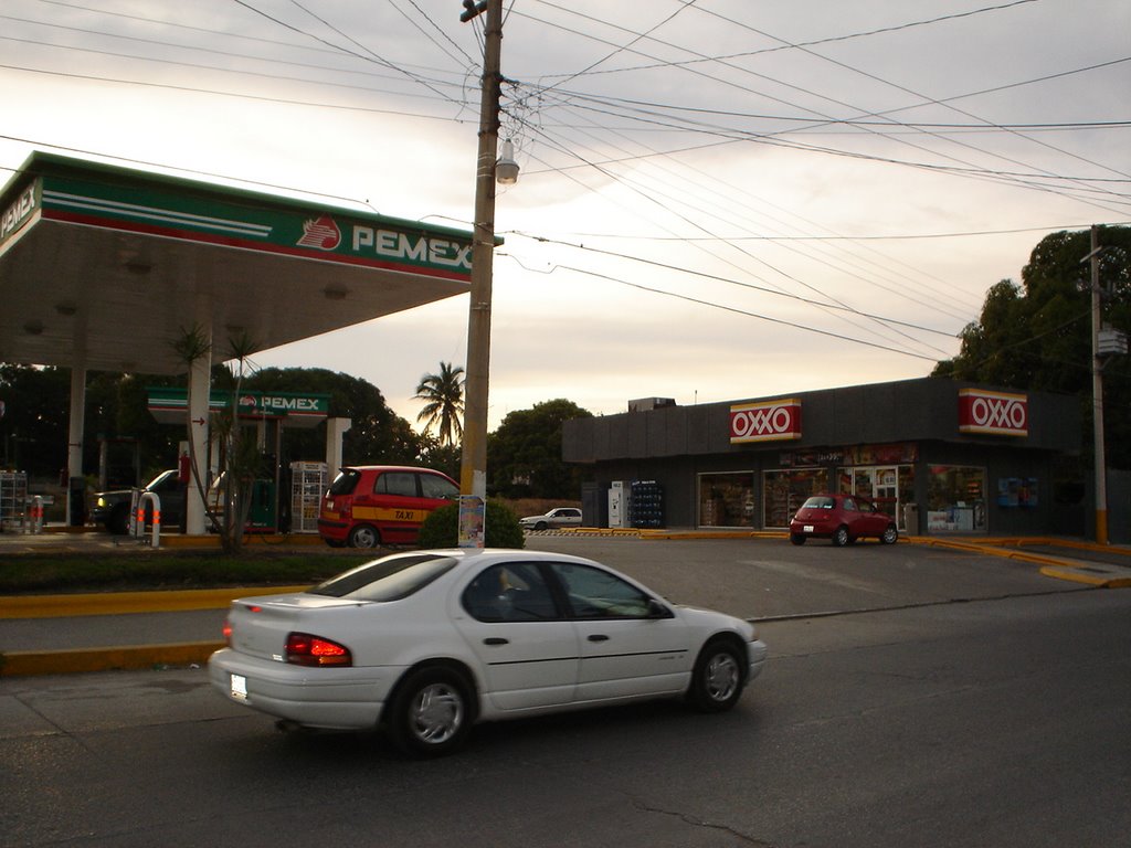 oxxo y gasolinera en calle guatemala