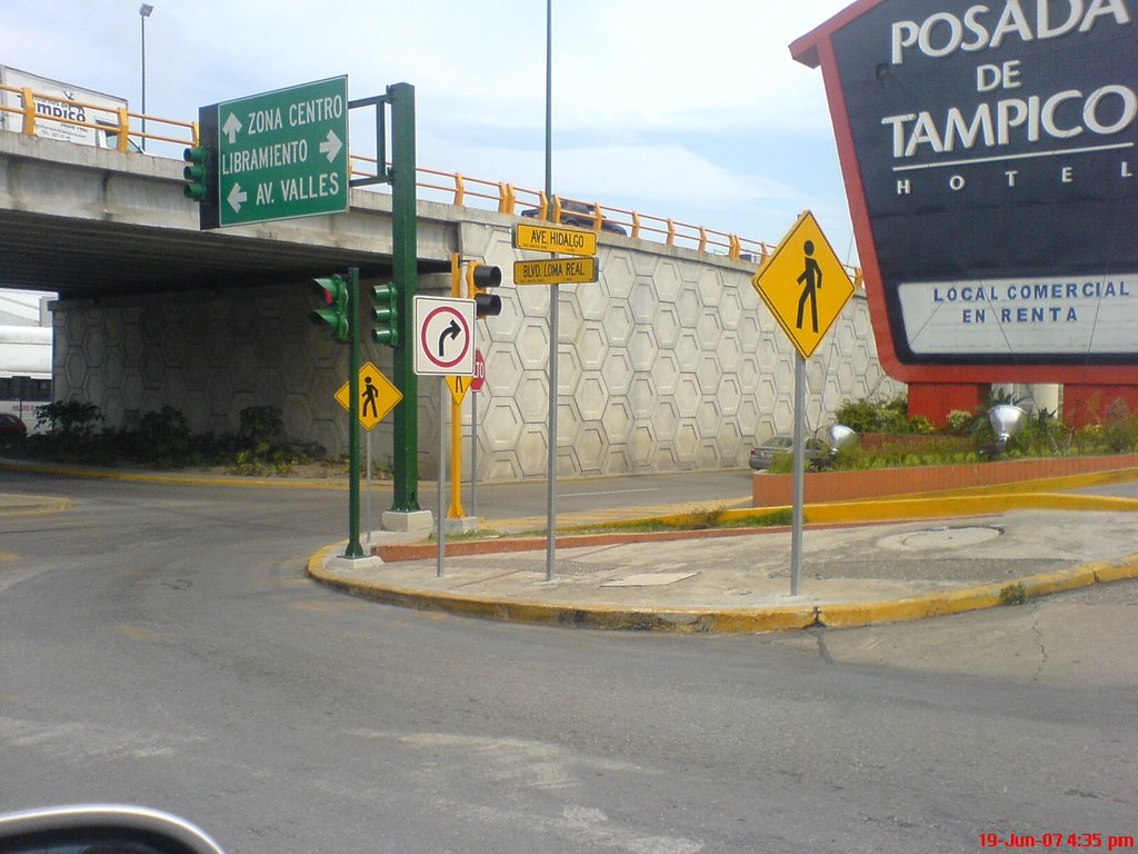 Letreros en Av. Hidalgo/ Blvd. Loma Real
