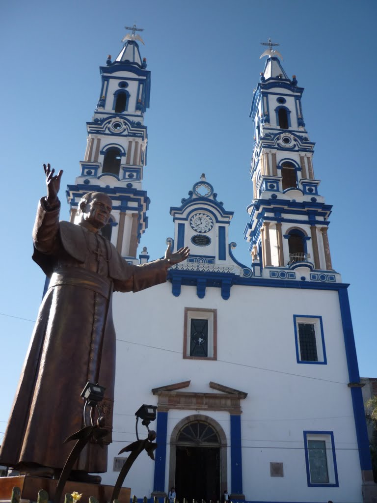Santuario de Nuestra Señora de Guadalupe y monumento a Juan Pablo II