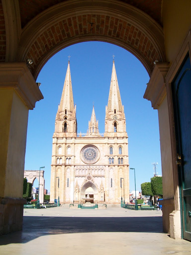 Arco sobre Parroquia de San Jose Obrero