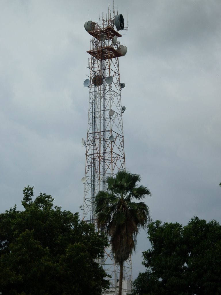 Torre # 2 TELMEX Central Takana (2a. Av. Sur) desde el estacionamiento de C.F. BANAMEX Tapachula
