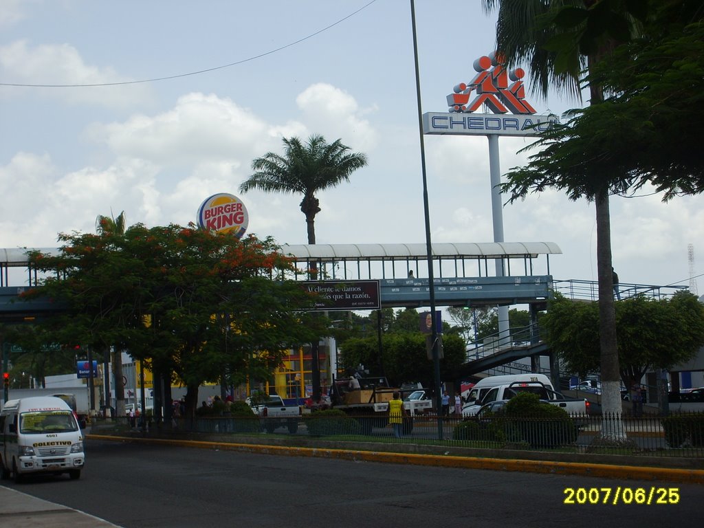 Puente peatonal Blvd. Fco. I. Madero Plaza Crystal Tapachula