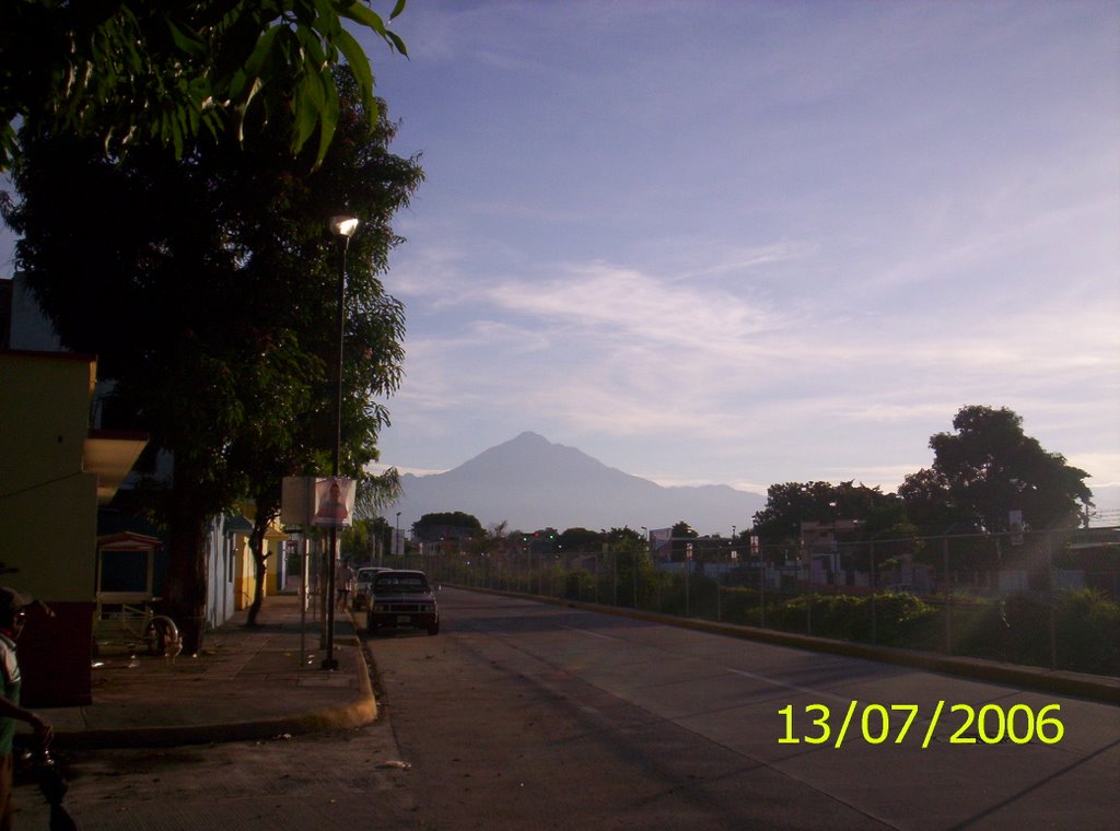 Volcán Tacaná visto desde el Par Víal (9a y 7a. Sur) y 32 Oriente. Tapachula, Chis.
